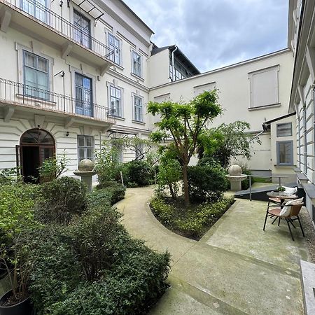 Ferienwohnung Hidden Gem With Terrace On The Andrassy Fashion Road Budapest Exterior foto