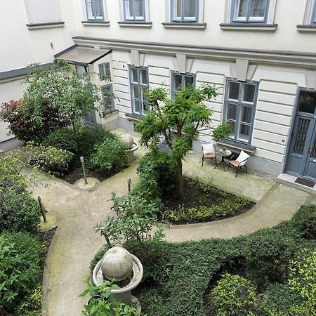 Ferienwohnung Hidden Gem With Terrace On The Andrassy Fashion Road Budapest Exterior foto