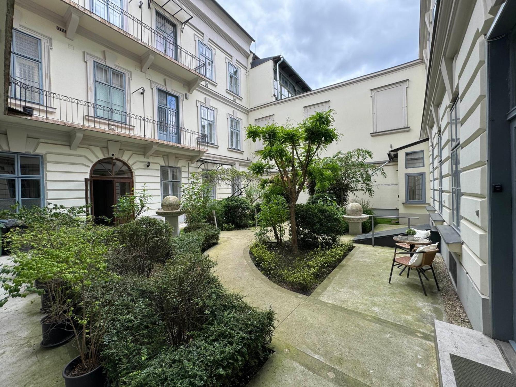 Ferienwohnung Hidden Gem With Terrace On The Andrassy Fashion Road Budapest Exterior foto