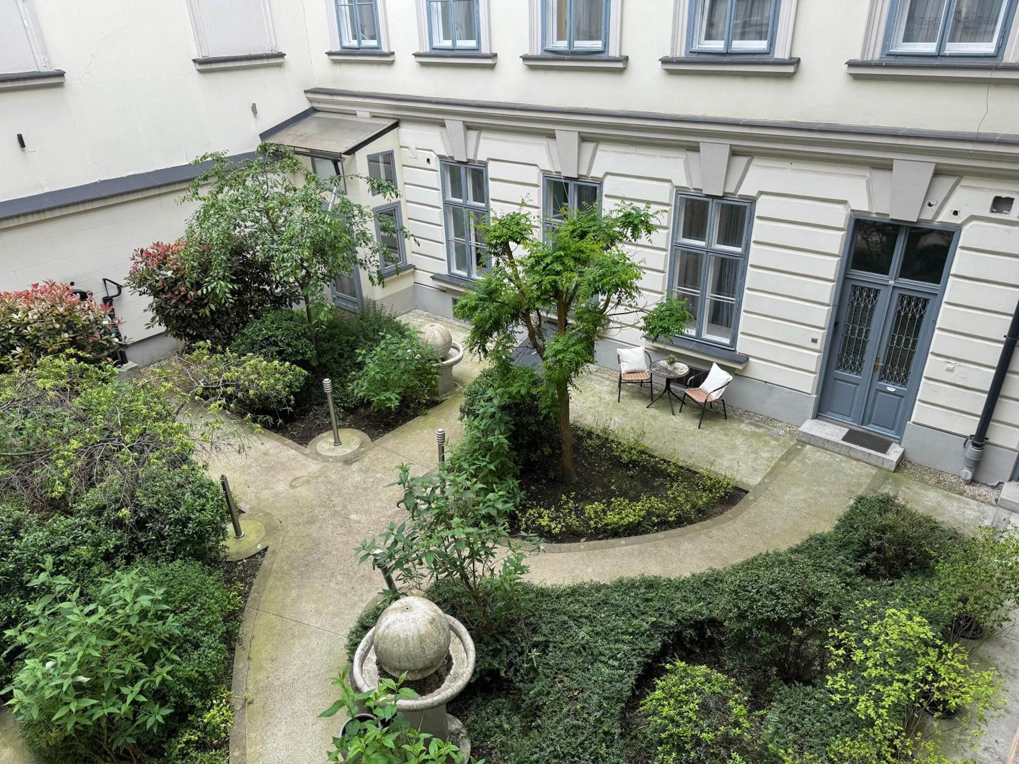 Ferienwohnung Hidden Gem With Terrace On The Andrassy Fashion Road Budapest Exterior foto